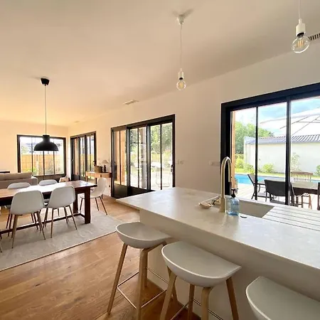 Villa Neuve Bardee En Bois Avec Piscine Chauffee *
